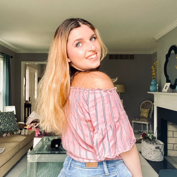 Cute off the shoulder semi-crop top - Picture 5 of 5